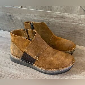 Born Tora Ankle Brown Distressed Suede Round Toe Zip Size 6.5